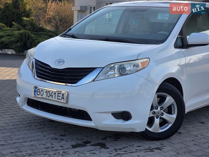 Минивэн Toyota Sienna 2013 в Гусятине