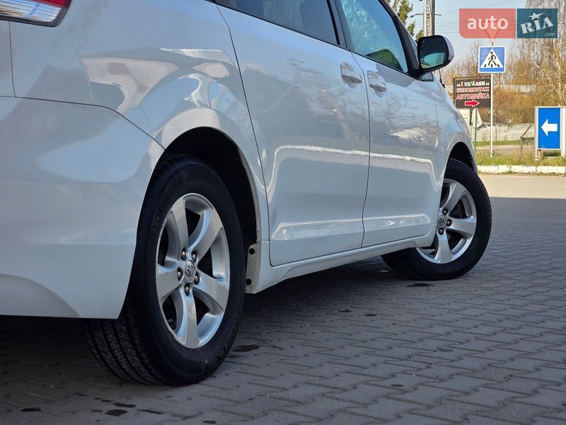 Минивэн Toyota Sienna 2013 в Гусятине