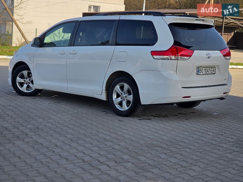 Минивэн Toyota Sienna 2013 в Гусятине