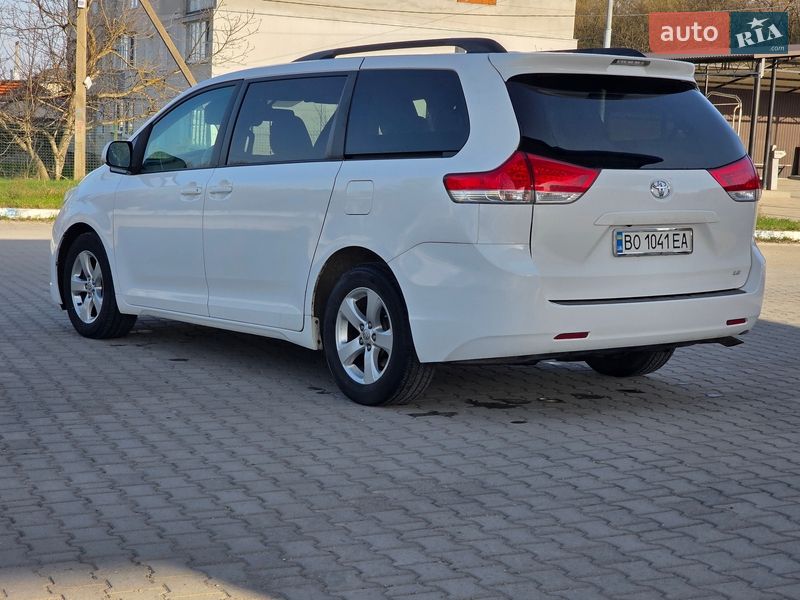Минивэн Toyota Sienna 2013 в Гусятине