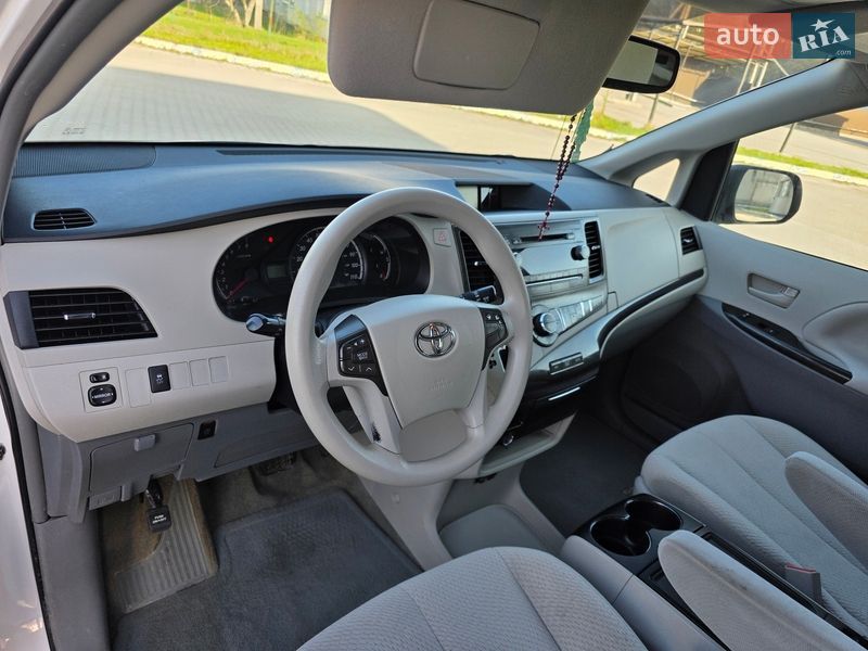 Минивэн Toyota Sienna 2013 в Гусятине