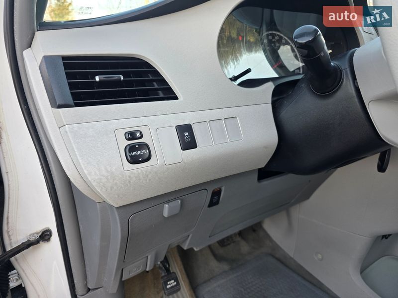 Минивэн Toyota Sienna 2013 в Гусятине
