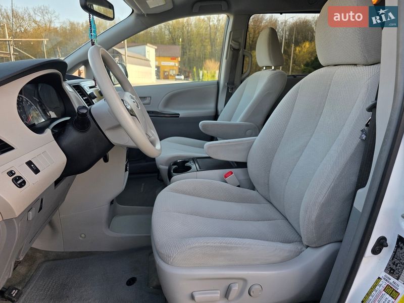 Минивэн Toyota Sienna 2013 в Гусятине