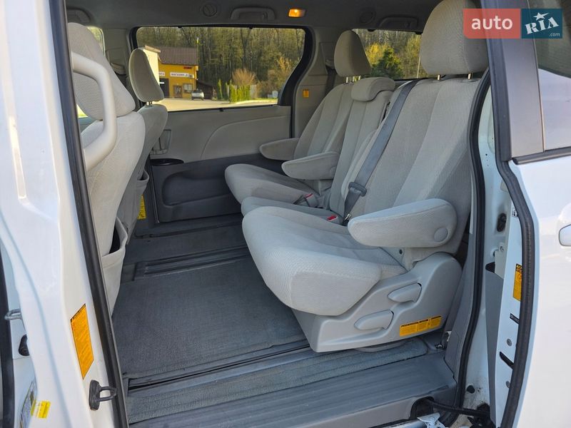 Минивэн Toyota Sienna 2013 в Гусятине