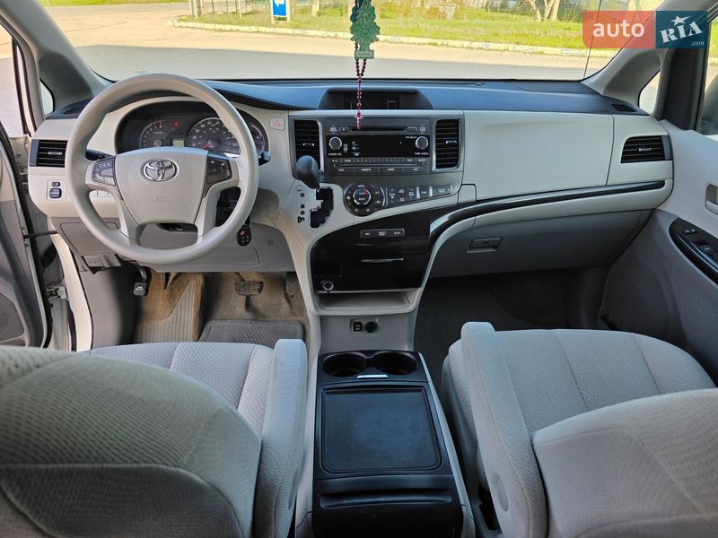 Минивэн Toyota Sienna 2013 в Гусятине