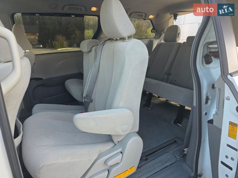 Минивэн Toyota Sienna 2013 в Гусятине