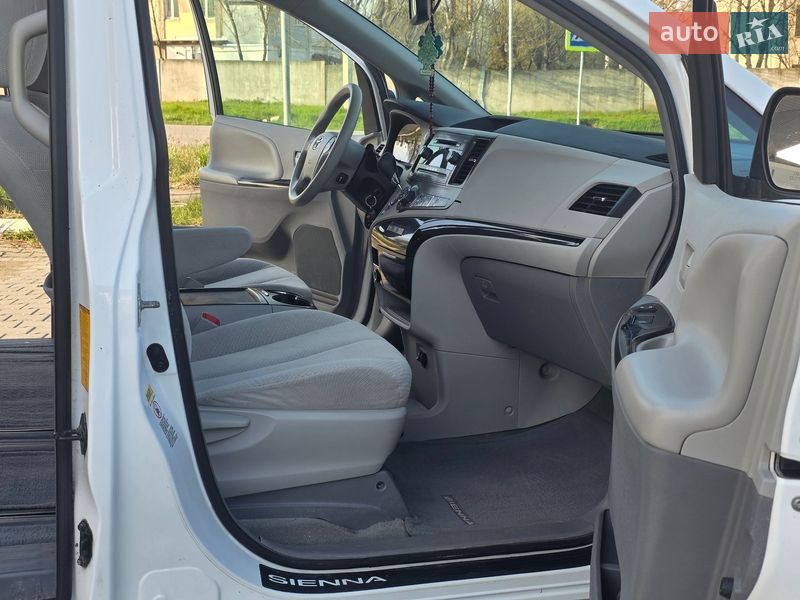 Минивэн Toyota Sienna 2013 в Гусятине