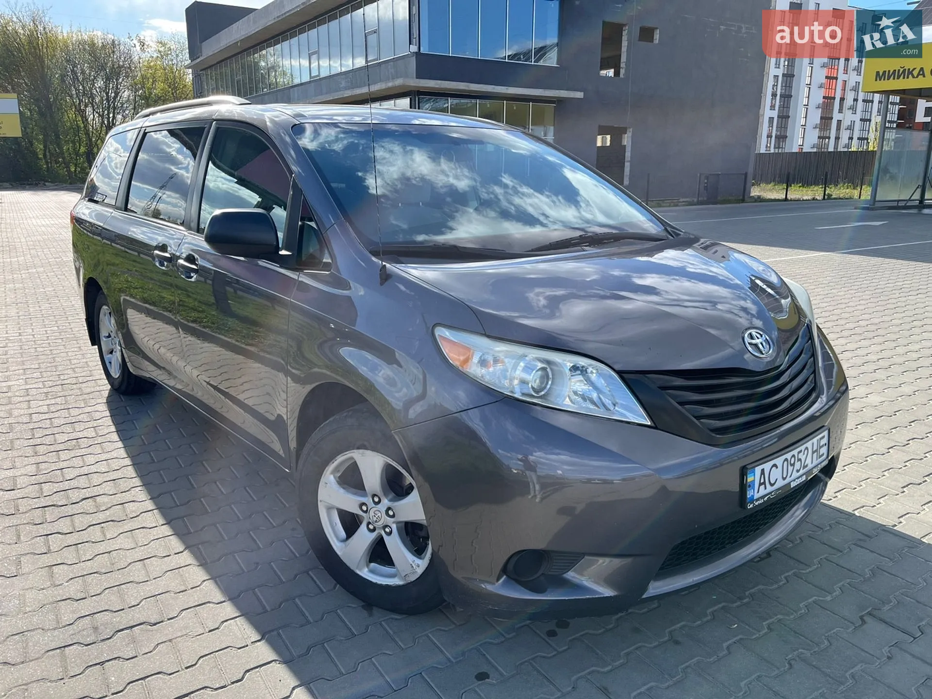 2011 Toyota Sienna - фото 1