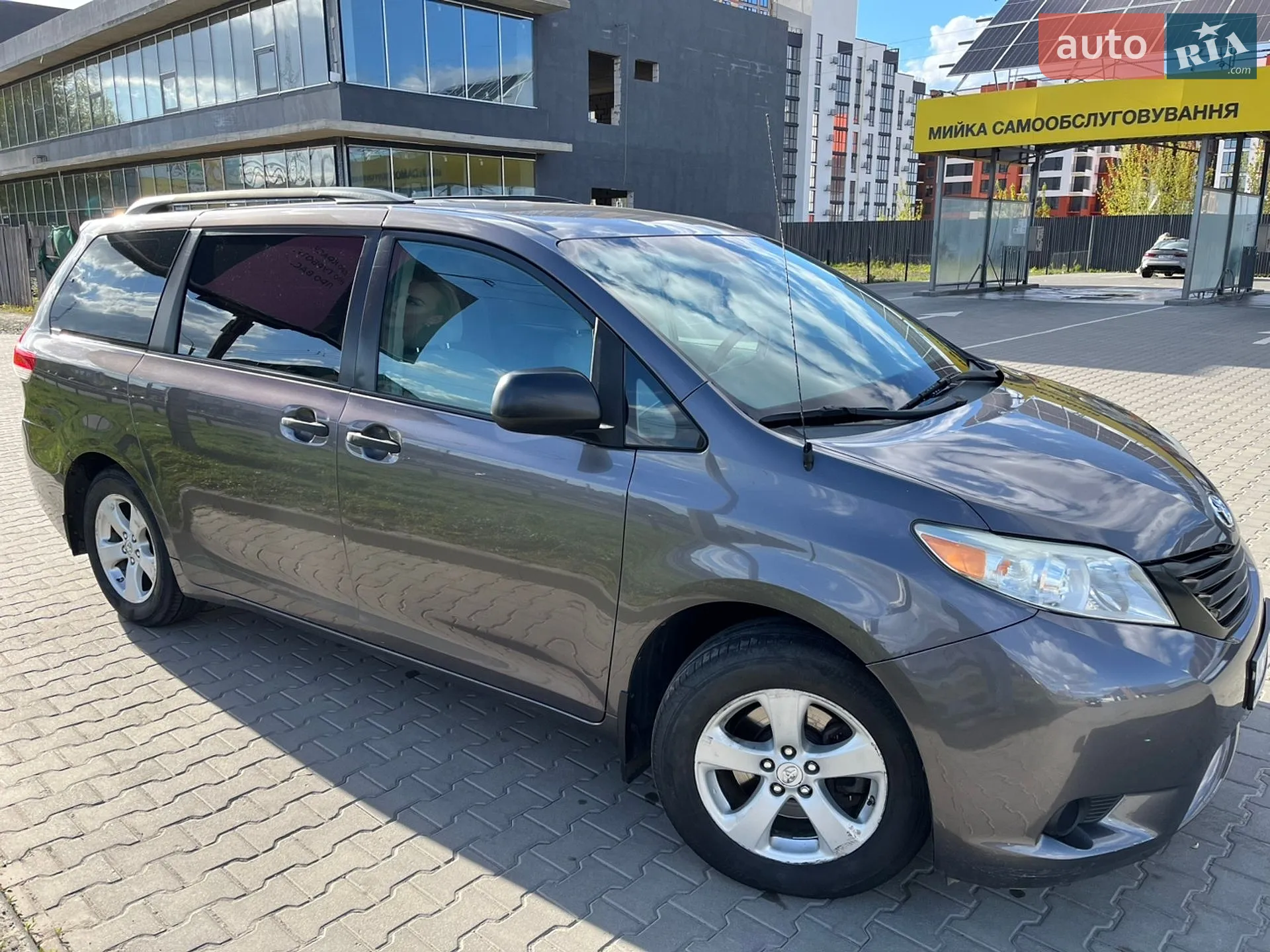 2011 Toyota Sienna - мініатюра 2