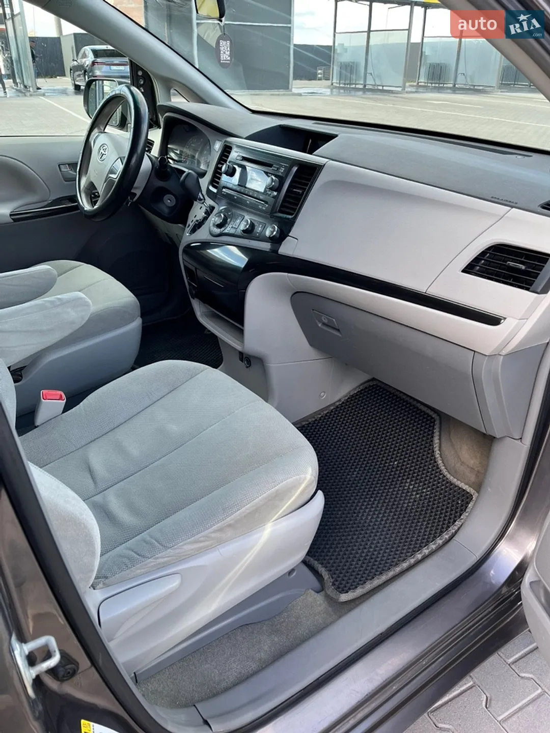 2011 Toyota Sienna - мініатюра 16