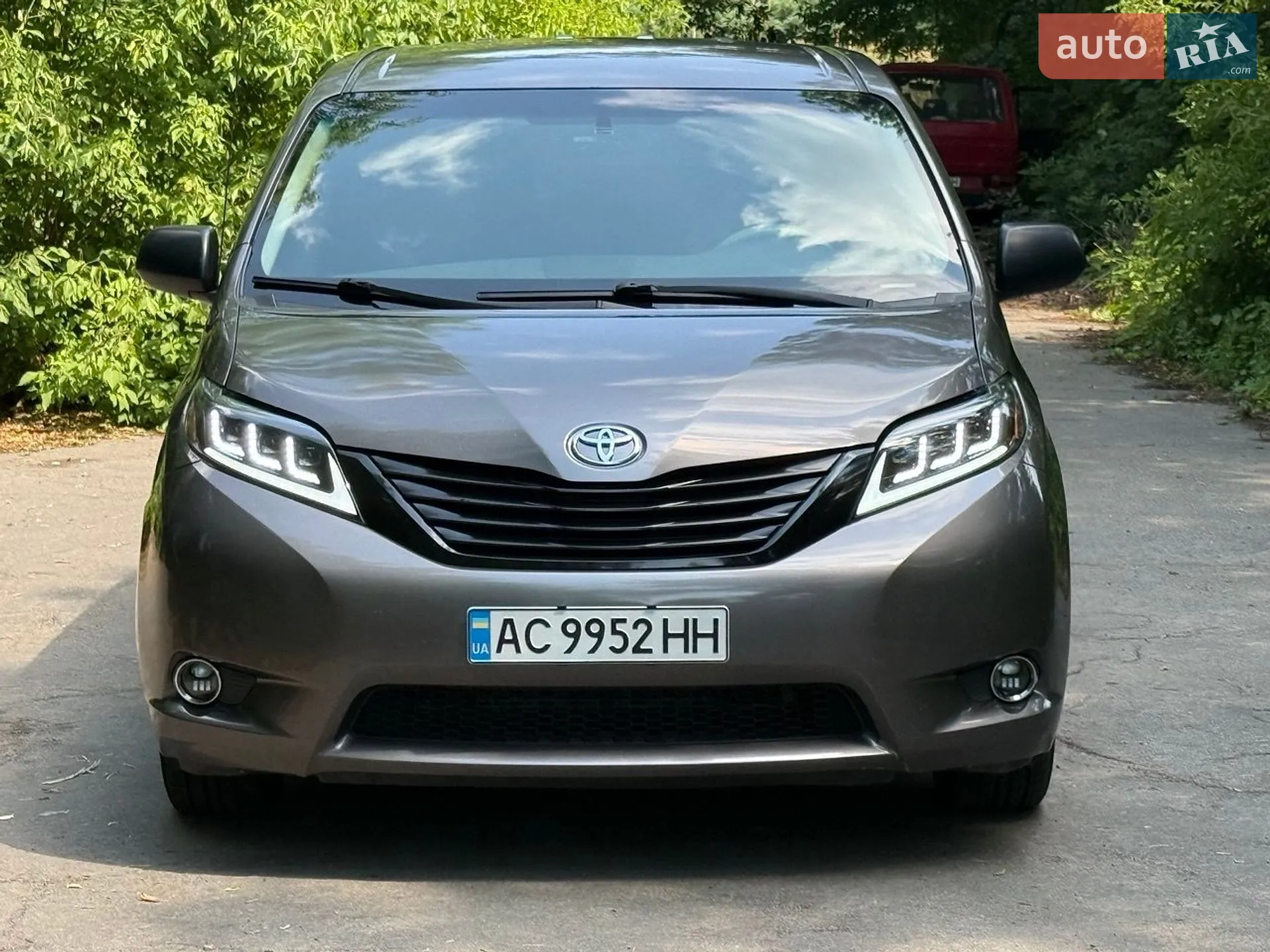 2010 Toyota Sienna - фото 1