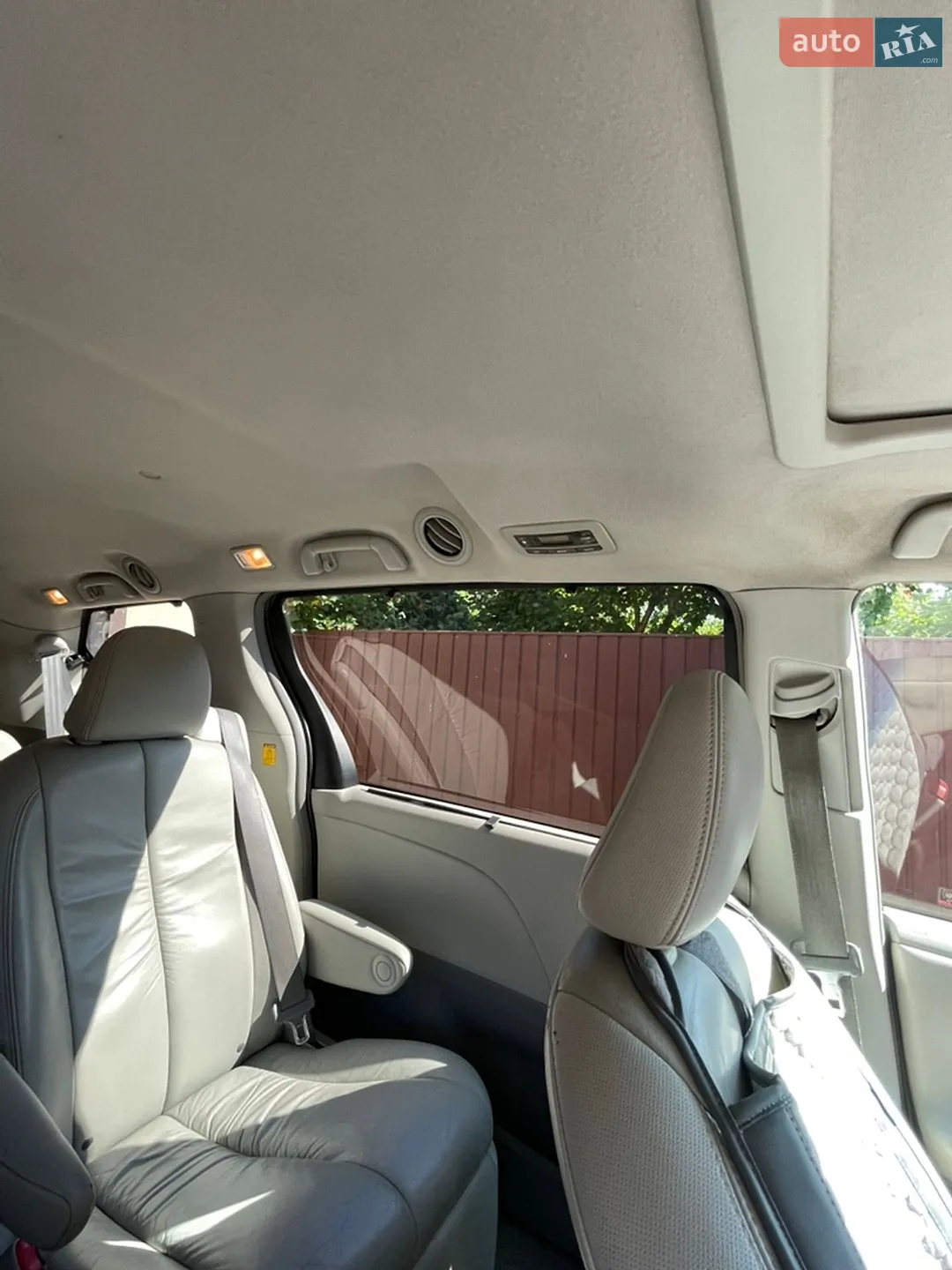 2010 Toyota Sienna - мініатюра 24