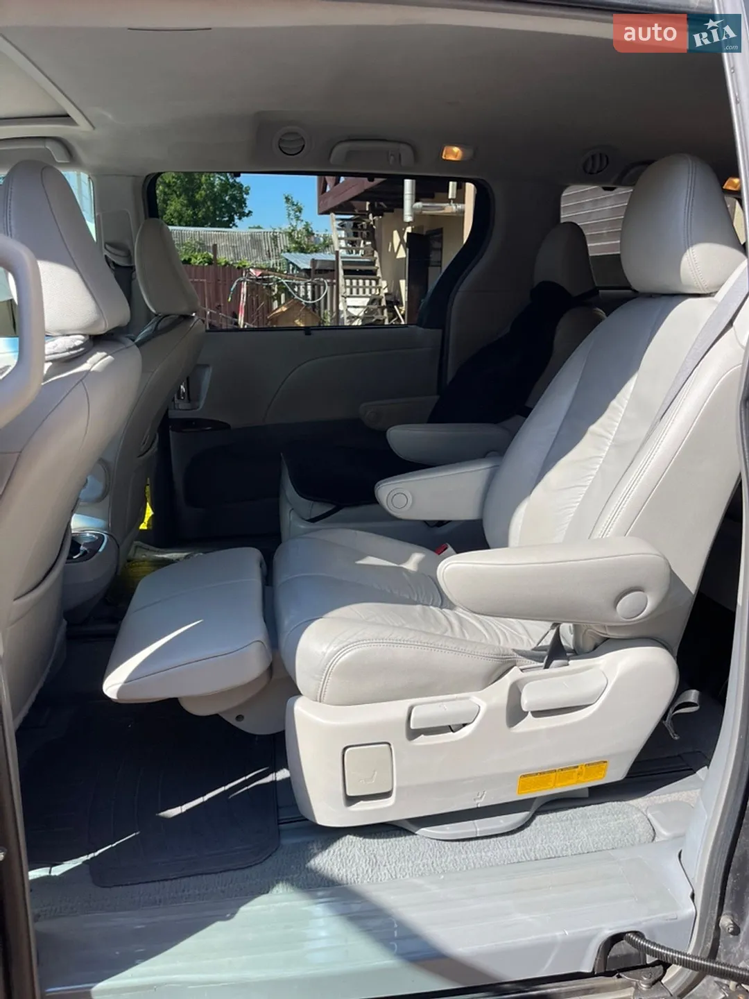 2010 Toyota Sienna - мініатюра 31