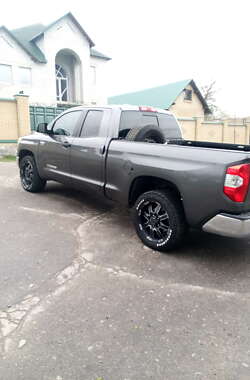 Пікап Toyota Tundra 2015 в Валках