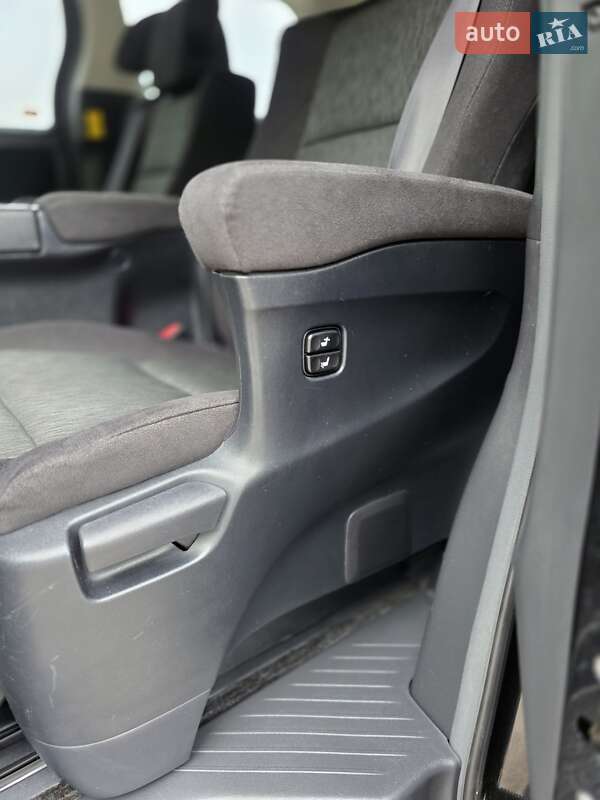 Мінівен Toyota Vellfire 2013 в Одесі