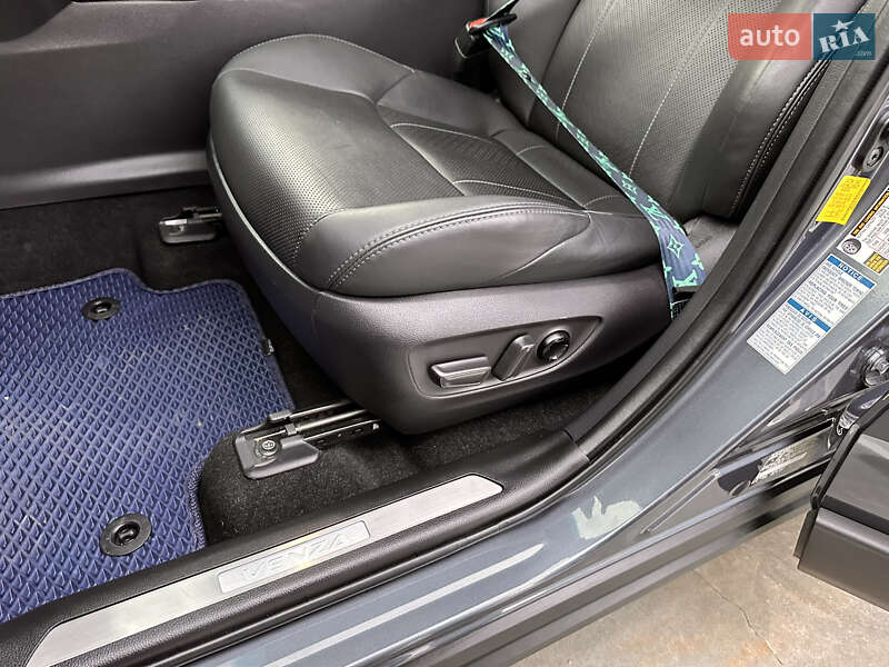 Позашляховик / Кросовер Toyota Venza 2021 в Києві