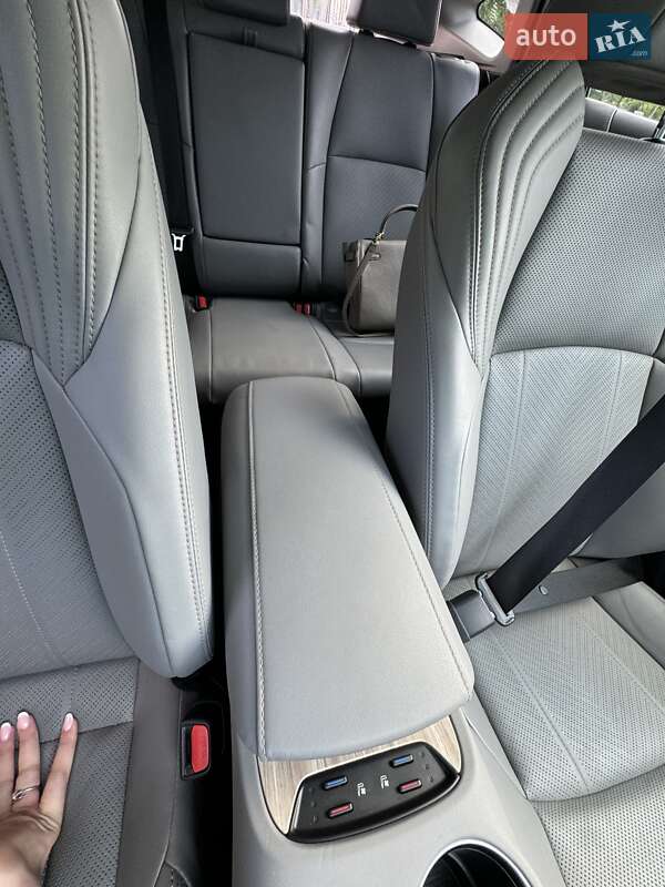 Позашляховик / Кросовер Toyota Venza 2021 в Чернівцях