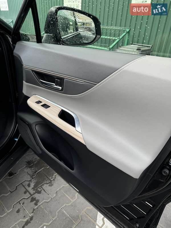 Позашляховик / Кросовер Toyota Venza 2021 в Чернівцях