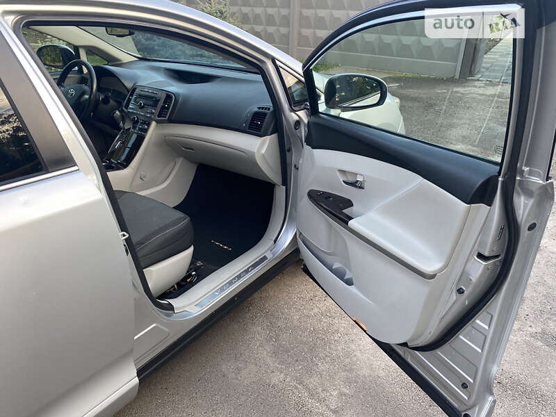 Внедорожник / Кроссовер Toyota Venza 2010 в Конотопе