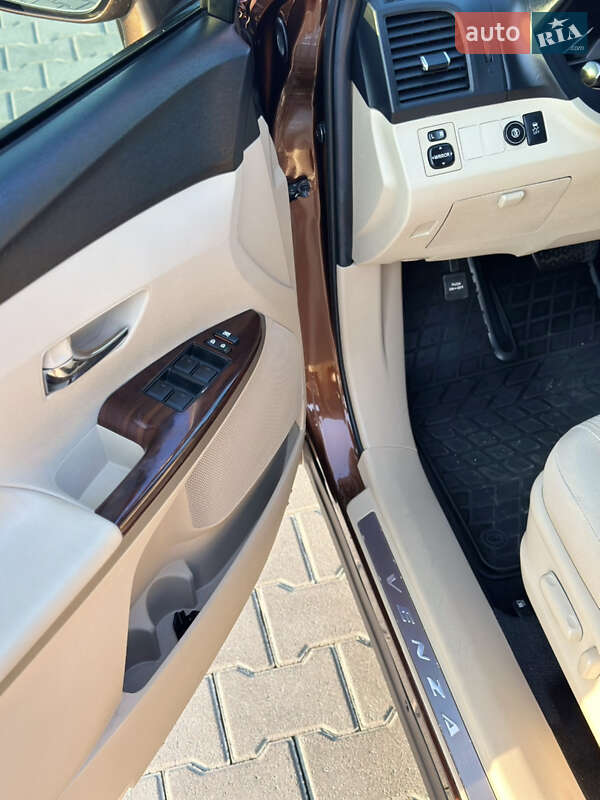 Внедорожник / Кроссовер Toyota Venza 2012 в Виннице
