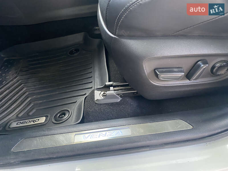 Позашляховик / Кросовер Toyota Venza 2021 в Дніпрі