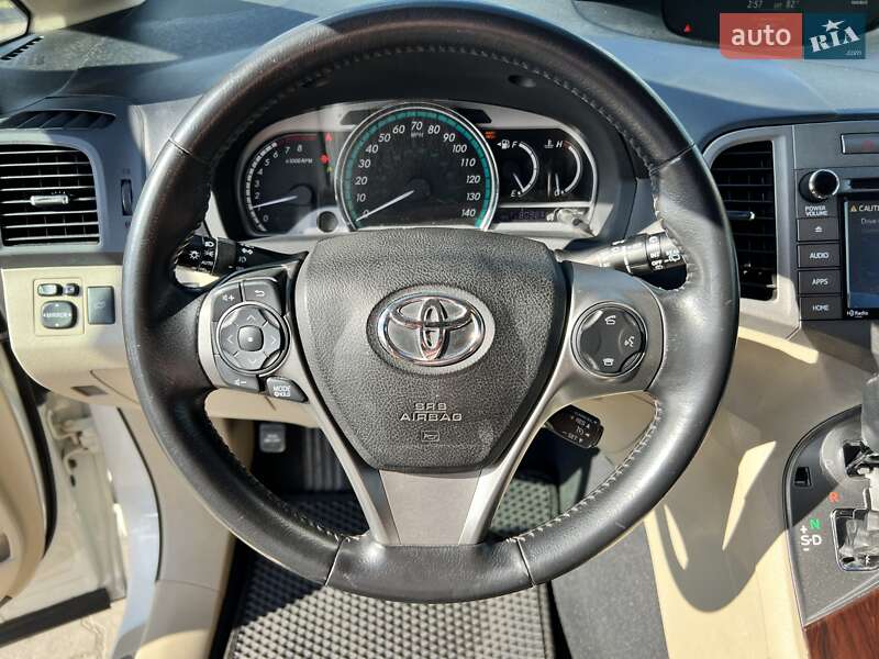 Внедорожник / Кроссовер Toyota Venza 2015 в Нововолынске