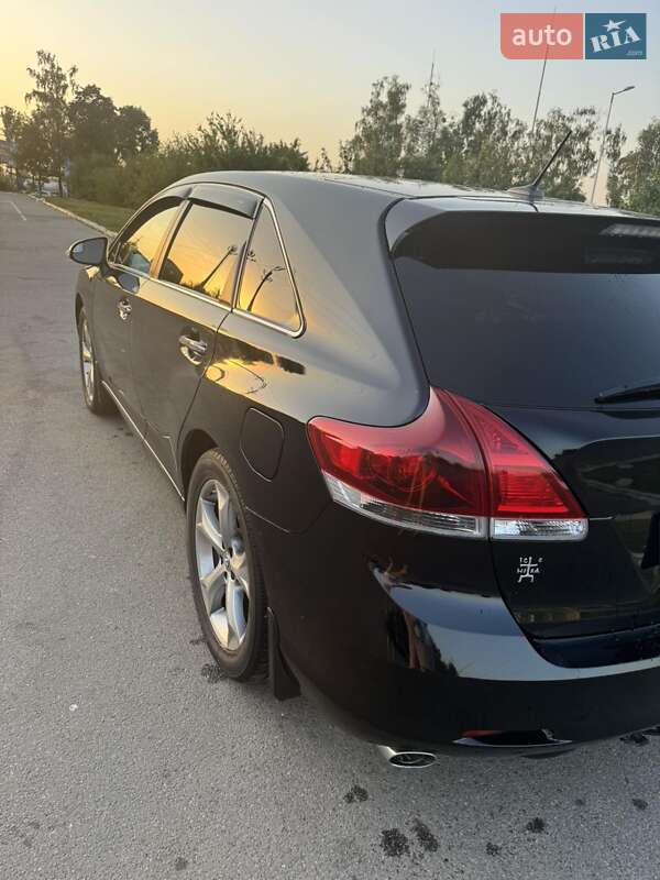 Позашляховик / Кросовер Toyota Venza 2014 в Києві