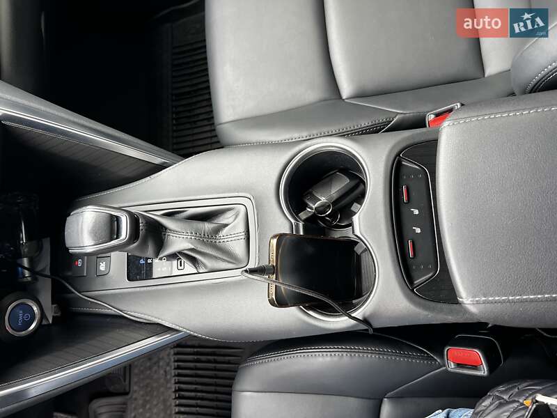 Позашляховик / Кросовер Toyota Venza 2022 в Івано-Франківську