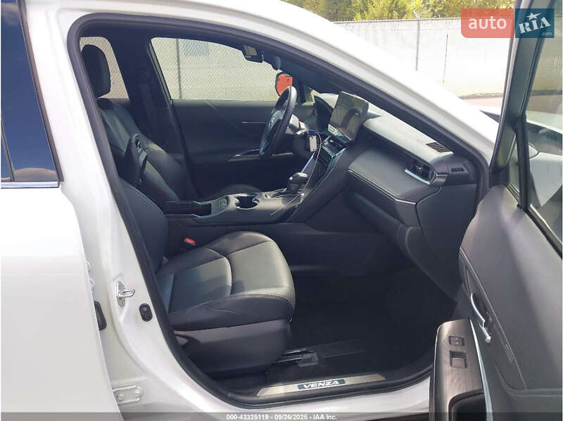 Позашляховик / Кросовер Toyota Venza 2024 в Львові