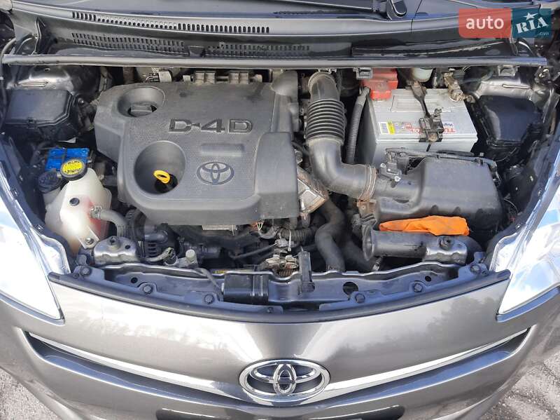 Мінівен Toyota Verso-S 2011 в Горішніх Плавнях