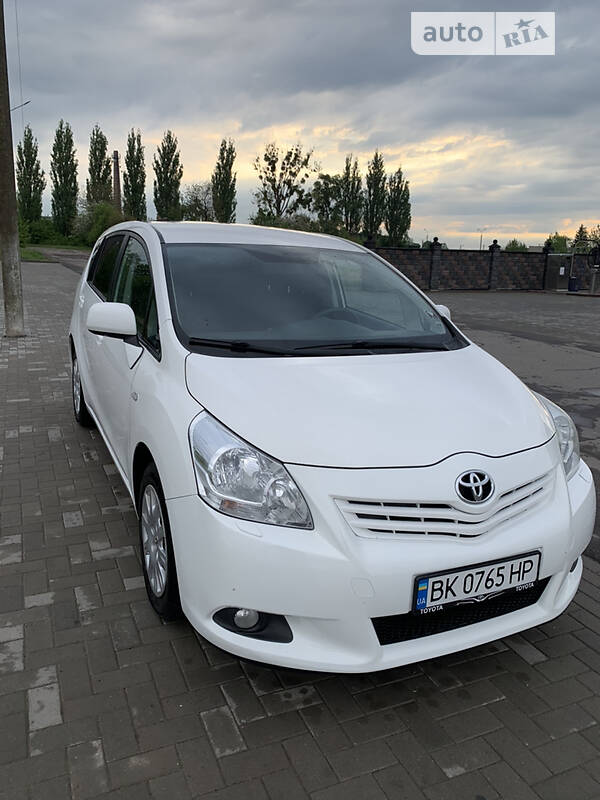 Мінівен Toyota Verso 2012 в Рівному