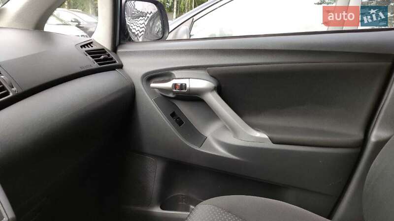 Минивэн Toyota Verso 2011 в Рени