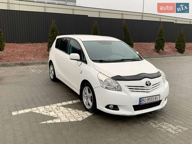 Мінівен Toyota Verso 2010 в Тернополі