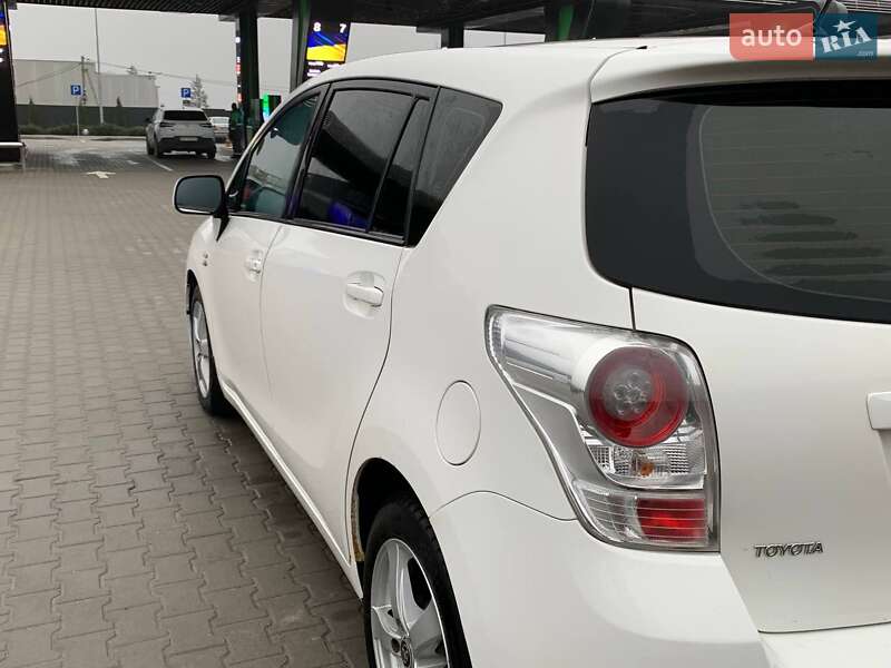 Мінівен Toyota Verso 2010 в Тернополі