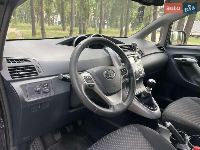 Мінівен Toyota Verso 2010 в Чернігові