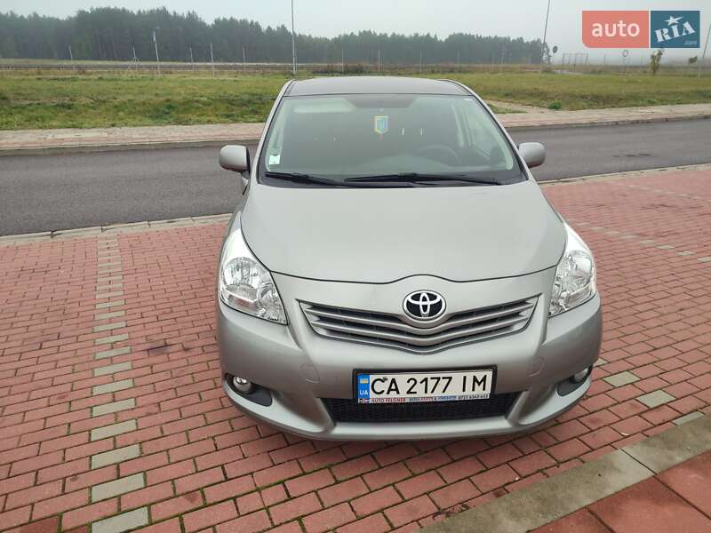 Мінівен Toyota Verso 2011 в Умані