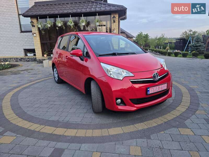 Минивэн Toyota Verso 2012 в 