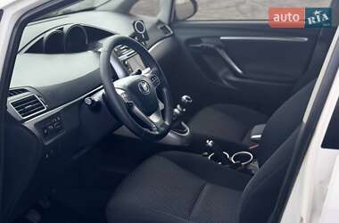 Минивэн Toyota Verso 2013 в 