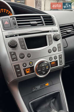 Минивэн Toyota Verso 2010 в 