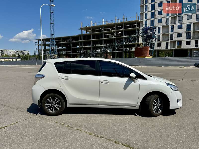Мінівен Toyota Verso 2013 в Харкові