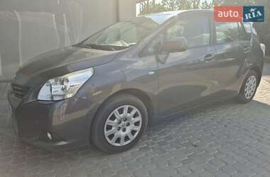 Минивэн Toyota Verso 2010 в 