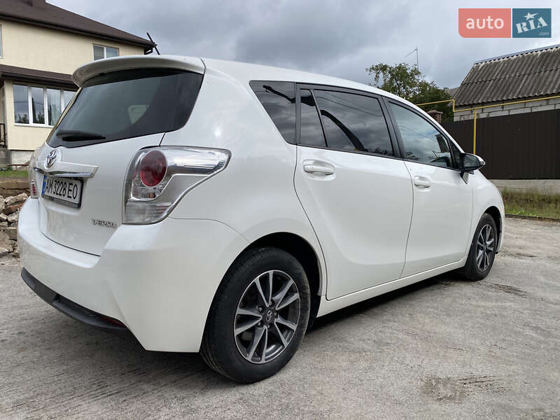 Мінівен Toyota Verso 2015 в Житомирі