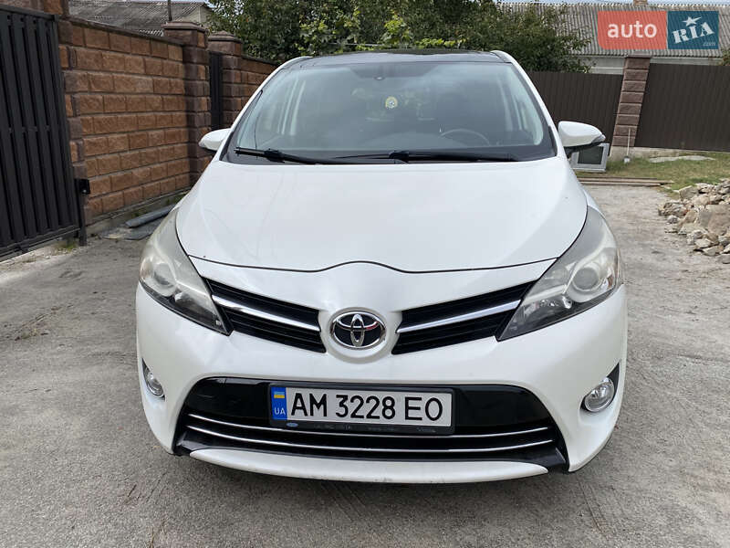 Мінівен Toyota Verso 2015 в Житомирі
