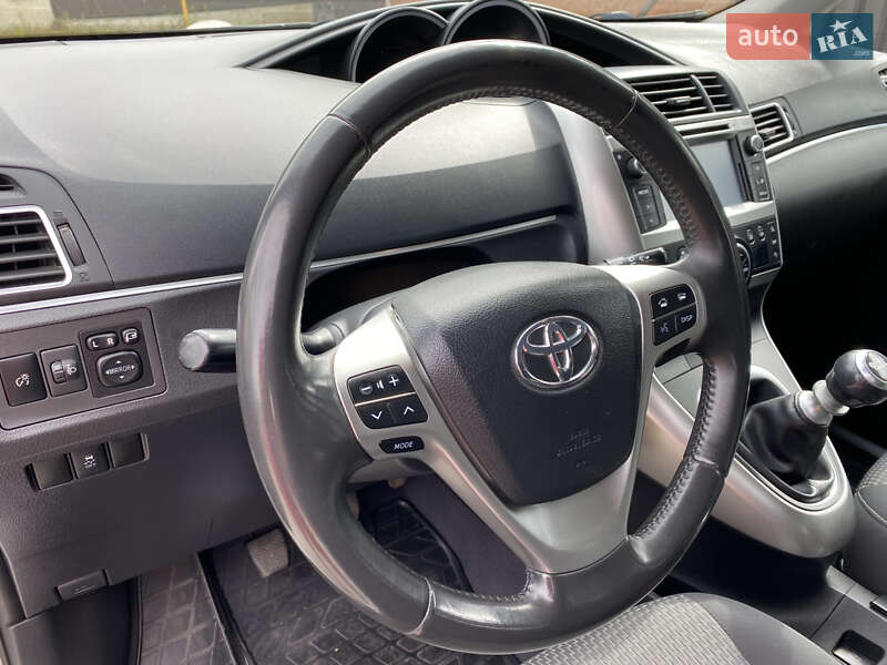 Мінівен Toyota Verso 2015 в Житомирі