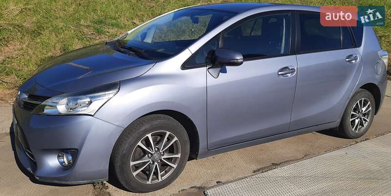 Минивэн Toyota Verso 2013 в Староконстантинове