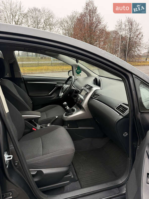 Минивэн Toyota Verso 2015 в Волочиске