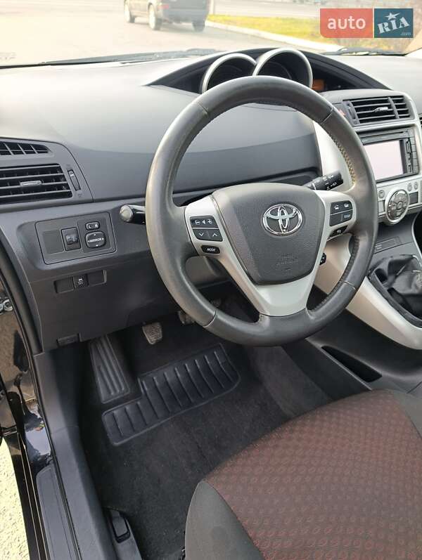 Мінівен Toyota Verso 2011 в Звягелі