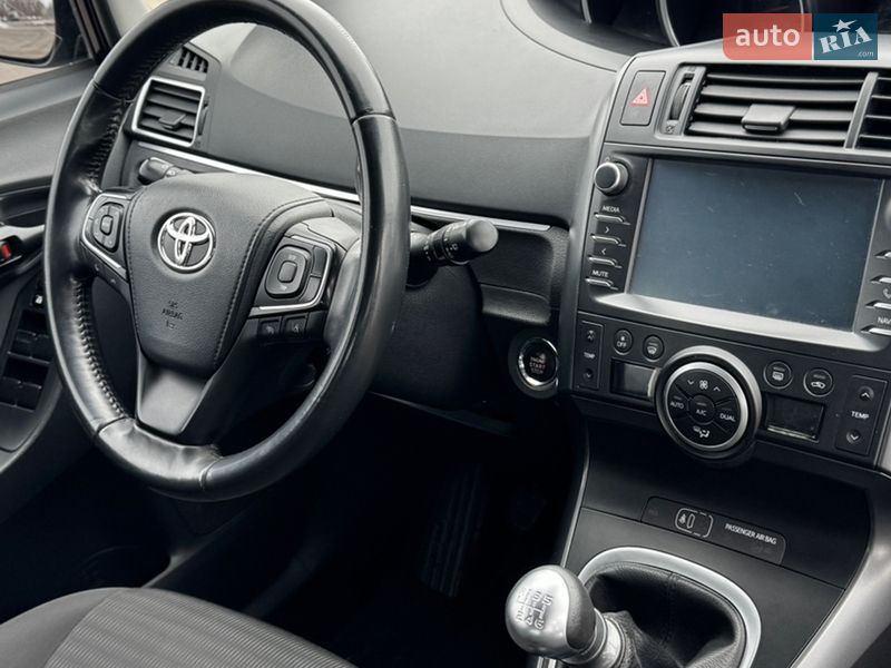 Минивэн Toyota Verso 2016 в Ромнах