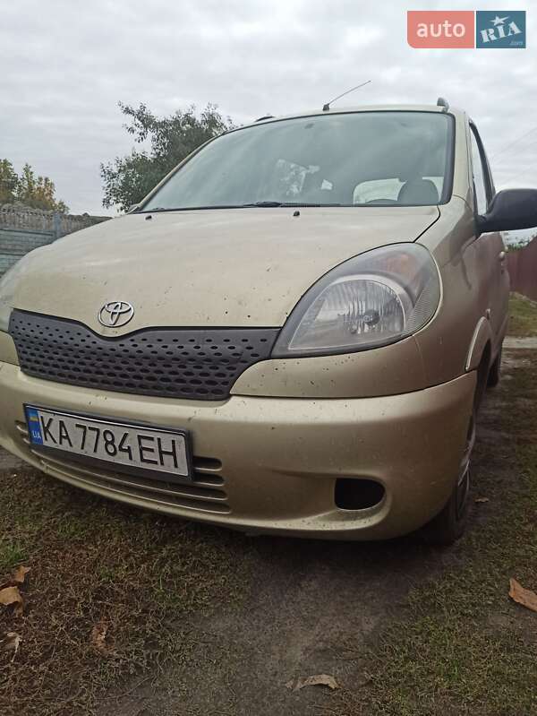 Toyota Yaris Verso 2000