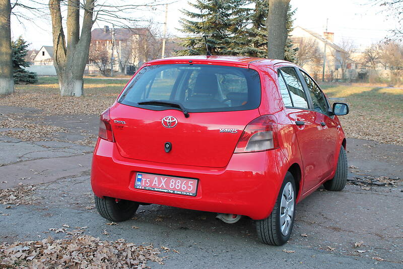 Хэтчбек Toyota Yaris 2008 в Сумах